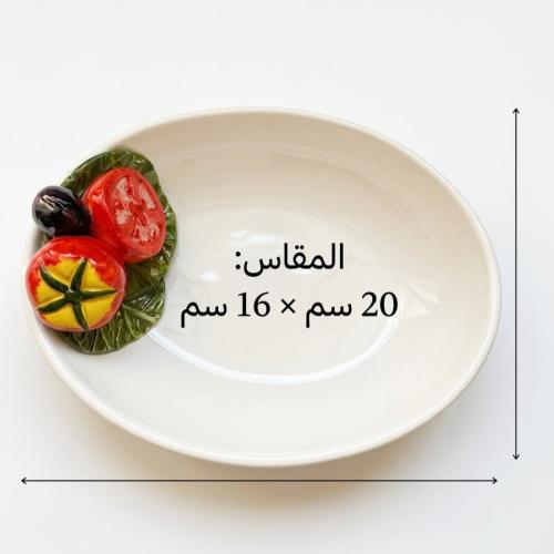 صحن مزين بمجسم الطماطم بيضاوي