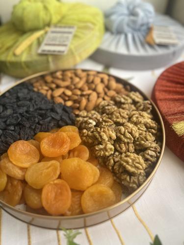 علبة نقصة رمضان ( لوز ، عين جمل ، مشمش مجفف، زبيب أسود )