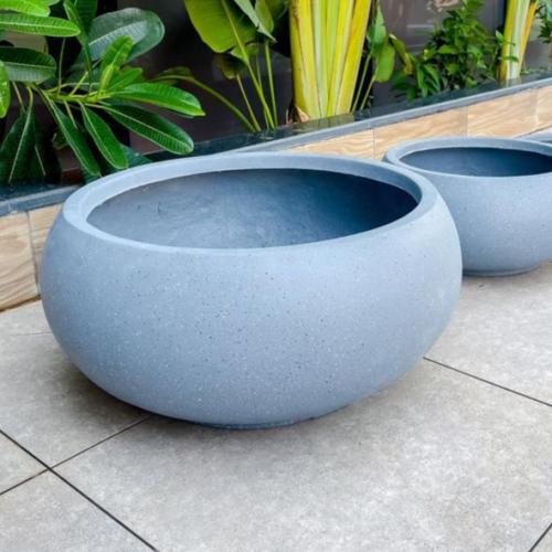 حوض زرع دائري الحجم كبير