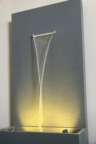 شلال جداري صغير