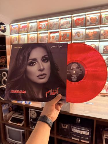 اصدار خاص محدود لصوت مصر أنغام علي اسطوانة جرامافون باللون الأحمر الشفاف