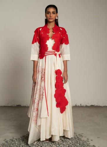 فستان مزين بكلف