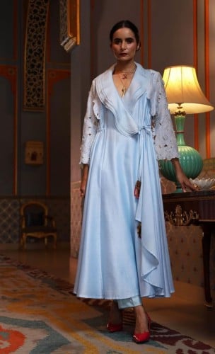 فستان بدانتيل ع الاكتاف