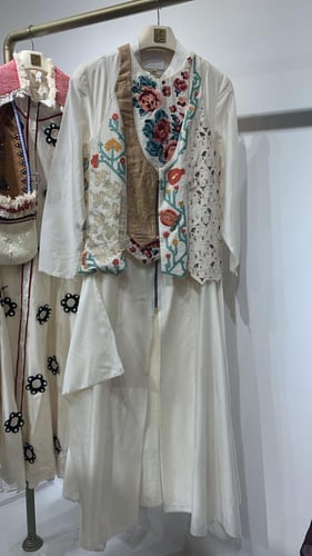 فستان اوف وايت ja