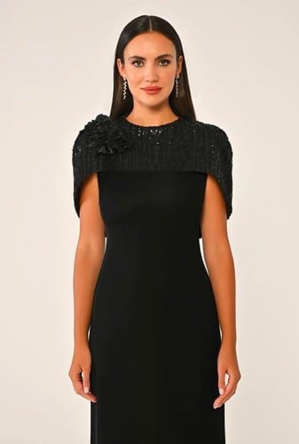 فستان اسود بكيب