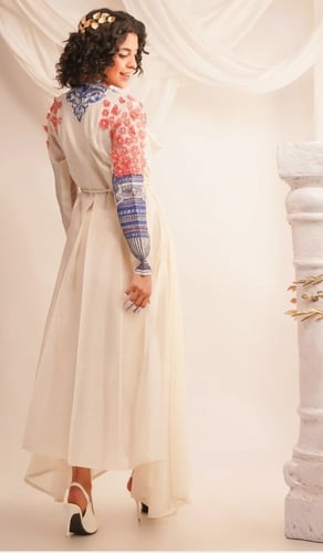 فستان بتطريز ع الياقه