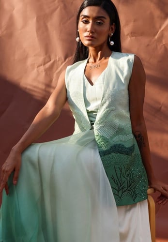 فستان اخضر مع فيست