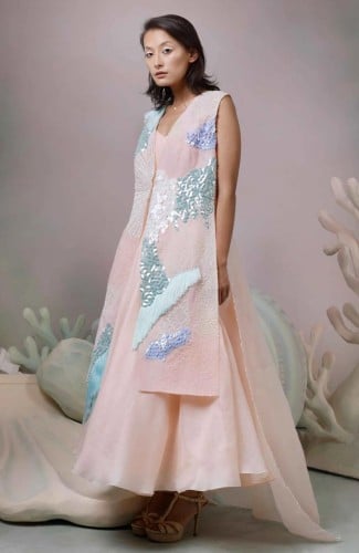 فستان مع فيست