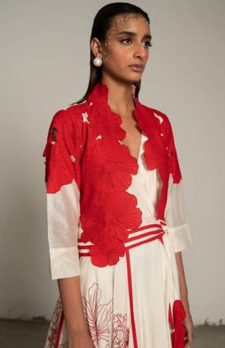 فستان مزين بكلف