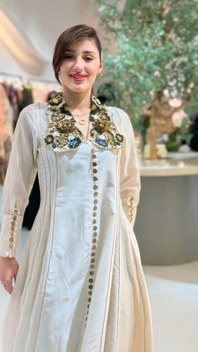 فستان بياقات شك