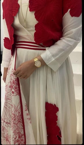 فستان مزين بكلف