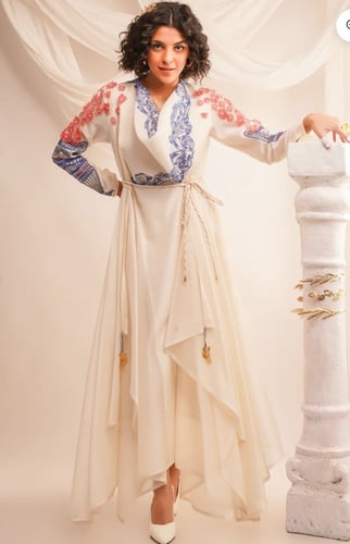 فستان بتطريز ع الياقه