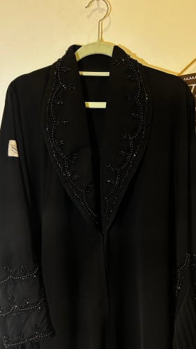 H98 - عباية كسرات مع شك