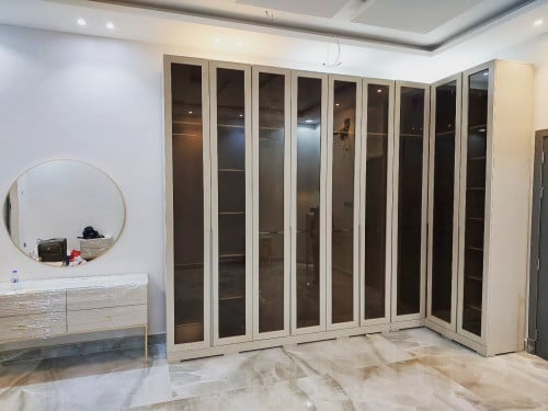 دولاب زجاج عسلي معا تسريحه