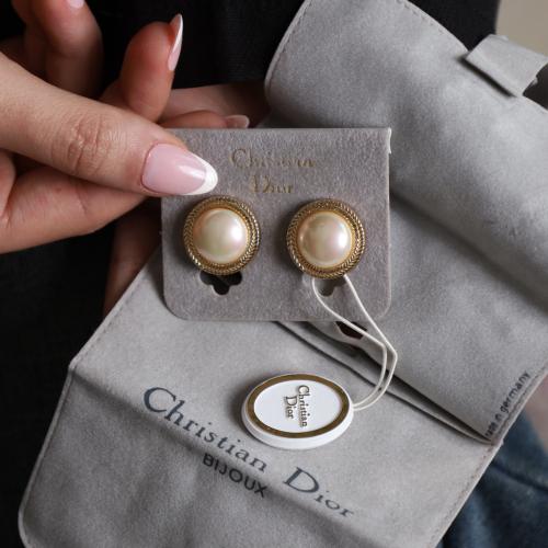 اقراط dior