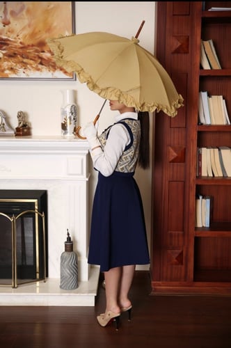 مظلة شمسيه عتيقه ' . عمر المظلة تجاوز ال40 عاماً ،