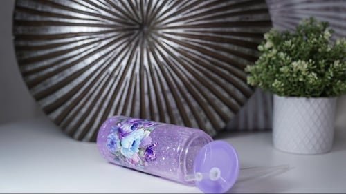 كوب سنو فليك لون بنفسجي وتصميم ورد