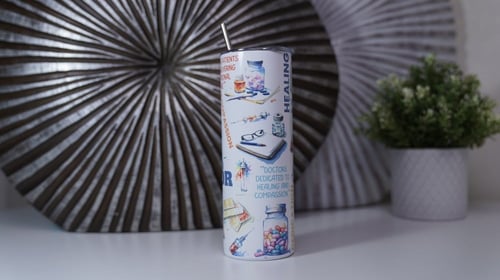 كوب بتصميم طبيب