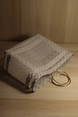 شنطة قهوة وسط ممسك ذهبي (رمادي)
