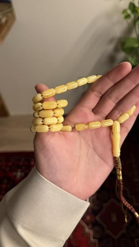 مستكة شبيه الكهرمان