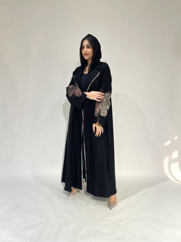 Z206 / قماش كريب مينيمات مع ياقه وورده بالاكمام