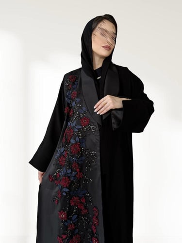 Z286 / قماش كريب لمياء مع تفته مطرز تل ورد وخرز مل...