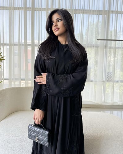 Z335 / قماش كريب كوبرا وتطريز اسود بالكم و عالجنب...