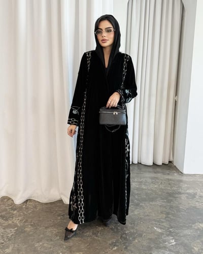 Z357 / قماش مخمل اسود وتطريز كمبيوتر عالجنب وطرف ا...