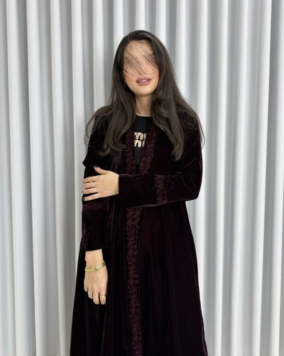 Z350 / قماش مخمل عنابي محروق وتطرز امام وخلف وكمام