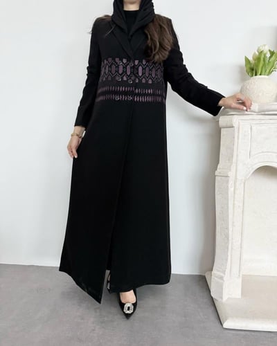 Z366 / قماش كريب مبطن قصة بليزر وتطريز بالامام