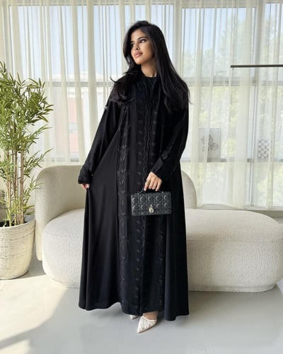 Z336 / قماش كريب كوبرا وتطريز اسود طرف الاكم وبالا...