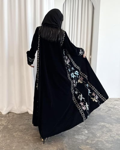 Z357 / قماش مخمل اسود وتطريز كمبيوتر عالجنب وطرف ا...