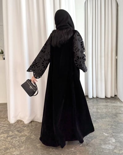 Z356 / قماش مخمل اسود والاكمام كريب مخرم مبطن مخمل