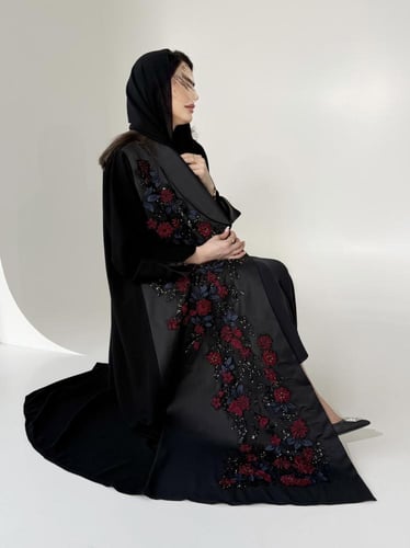 Z286 / قماش كريب لمياء مع تفته مطرز تل ورد وخرز مل...