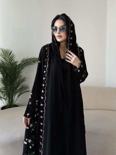 Z296 / قماش كريب وشيفون مطرز بالجوانب والاكمام وال...