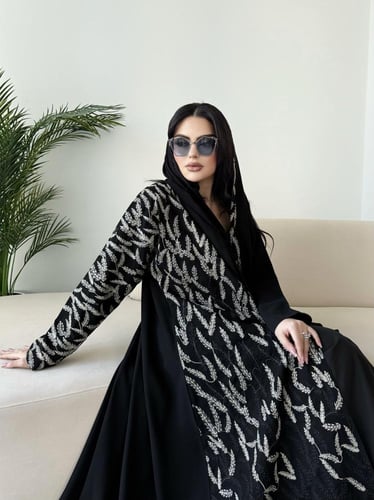 Z299 / قماش كريب وتطريز كمبيوتر قدام خيوط زري فضي...