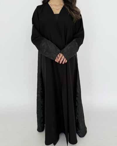 Z321 / قماش كريب مينيمات وتفته مشجر بالخلف وطرف ال...