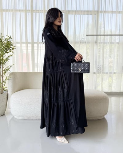 Z335 / قماش كريب كوبرا وتطريز اسود بالكم و عالجنب...