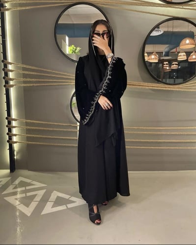 Z01 / قماش كريب واكمام مخمل مع خرز رصاصي