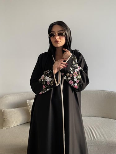 Z192 / قماش كريب مينيمات وكلفه ورد ملون بالاكمام و...