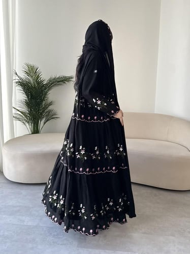 Z297 / قماش كريب وشيفون مطرز ثلاث طبقات وطرف الكم