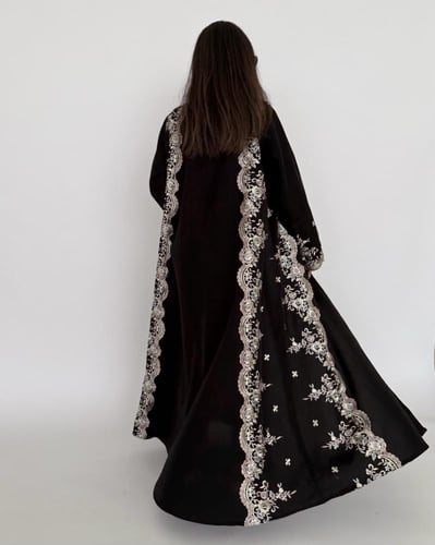 Z329 / قماش كريب لمياء مع ياقه وكلفه عالجوانب وطرف...