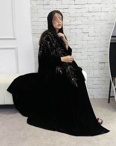 Z348 / قماش مخمل اسود ورسم يدوي امام وخلف جنب واحد