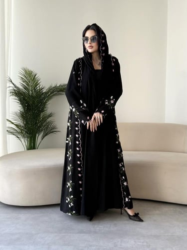 Z296 / قماش كريب وشيفون مطرز بالجوانب والاكمام وال...