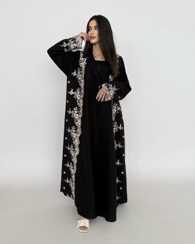 Z329 / قماش كريب لمياء مع ياقه وكلفه عالجوانب وطرف...