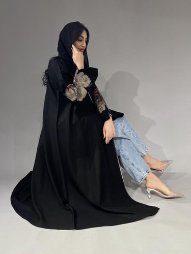 Z206 / قماش كريب مينيمات مع ياقه وورده بالاكمام