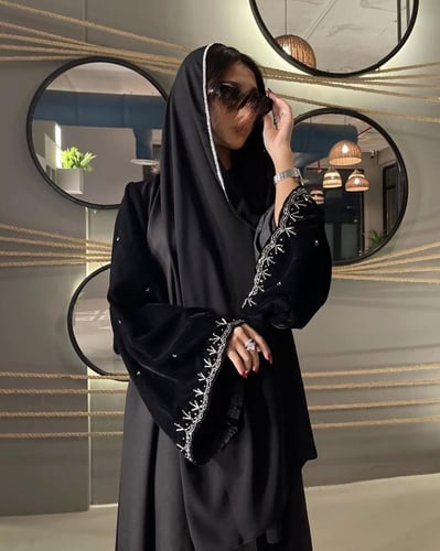 Z01 / قماش كريب واكمام مخمل مع خرز رصاصي