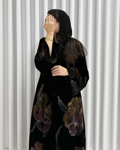 Z352 / قماش مخمل اسود ورسم يدوي على كامل العباية