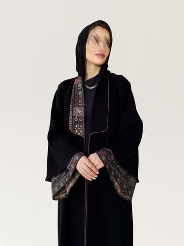 Z283 / قماش كريب لمياء مع تدخيله تطريز كمبيوتر سدو