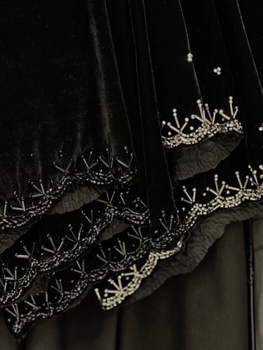 Z01 / قماش كريب واكمام مخمل مع خرز رصاصي